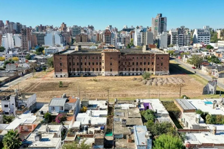 Siete razones para (¿no?) demoler la penitenciaría de Barrio San Martín